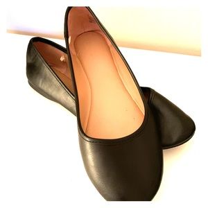 Black round toe ballet flats. Size 9.